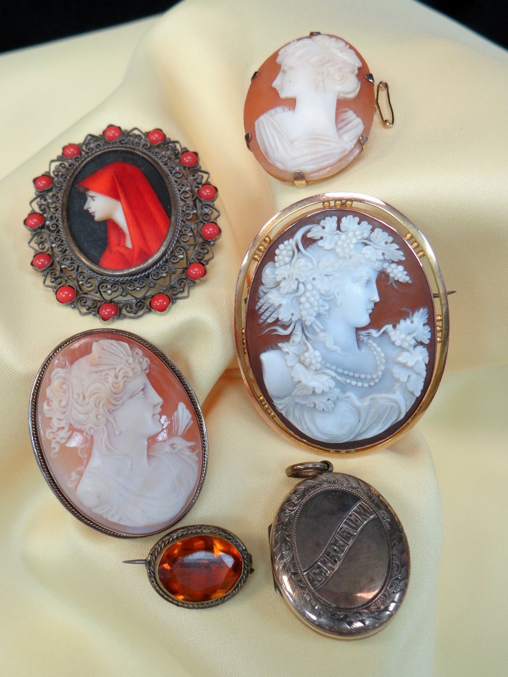 ASSORTED JEWELLERY comprising two 9ct gold set carved cameo shell brooches, silver set carved