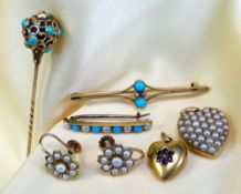 ASSORTED JEWELLERY comprising 9ct gold turquoise and seed pearl bar brooch, yellow metal heart