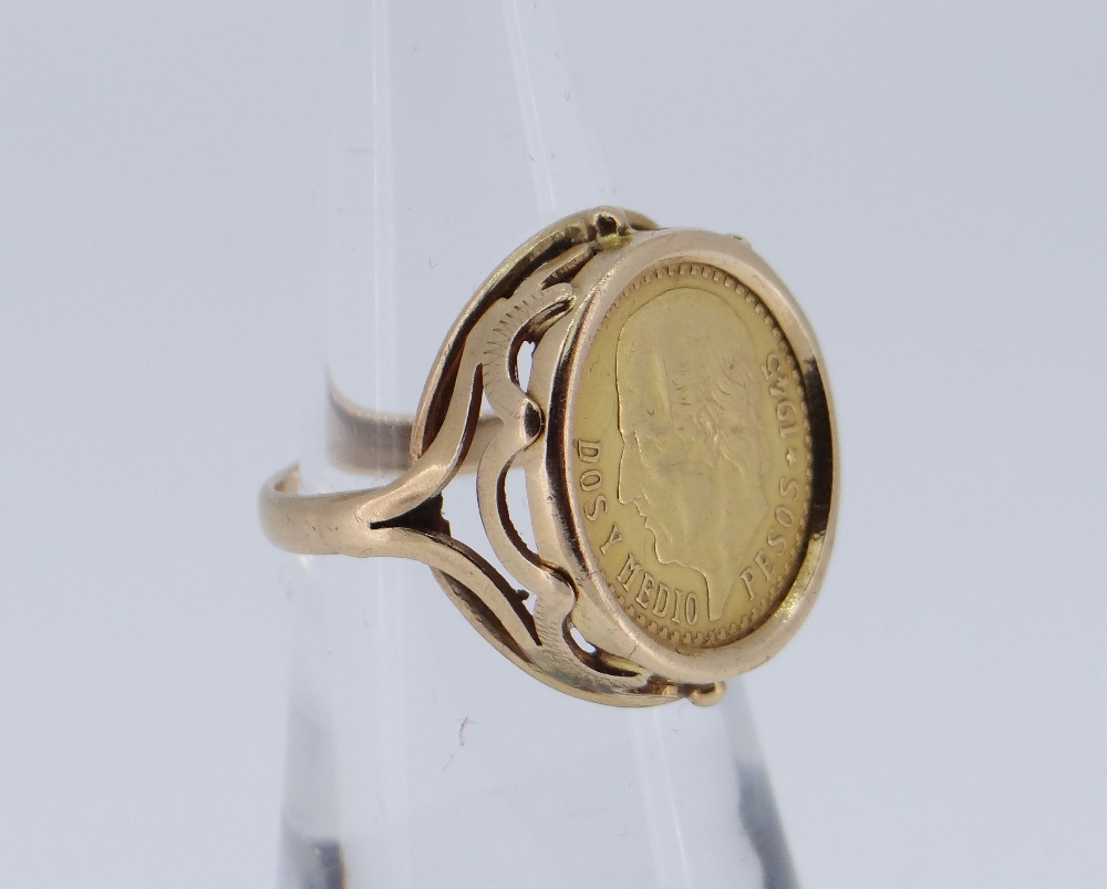 18CT GOLD RING set with 1945 'Dos Y Medio' (2 1/2) peso coin, ring size J, 5.6gms Condition: surface - Image 4 of 5