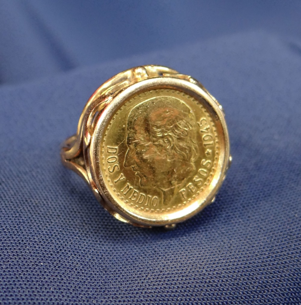 18CT GOLD RING set with 1945 'Dos Y Medio' (2 1/2) peso coin, ring size J, 5.6gms Condition: surface