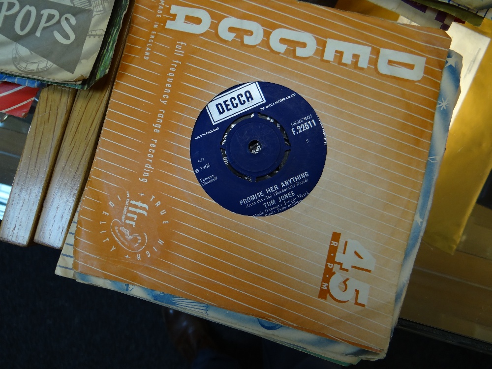 ASSORTED VINYL RECORDS comprising The Beatles 'Help', 'Twist and Shout' 'The Beatles', Elvis Presley - Image 6 of 13