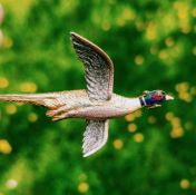 9CT GOLD & ENAMEL PHEASANT IN FLIGHT BAR BROOCH, with three colour gold plumage and enamel head,