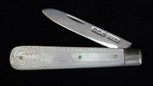 BBC BARGAIN HUNT LOT: GEORGE V SILVER & MOTHER OF PEARL FOLDING FRUIT KNIFE, Sheffield 1923