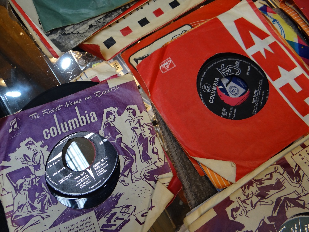 ASSORTED VINYL RECORDS comprising The Beatles 'Help', 'Twist and Shout' 'The Beatles', Elvis Presley - Image 13 of 13