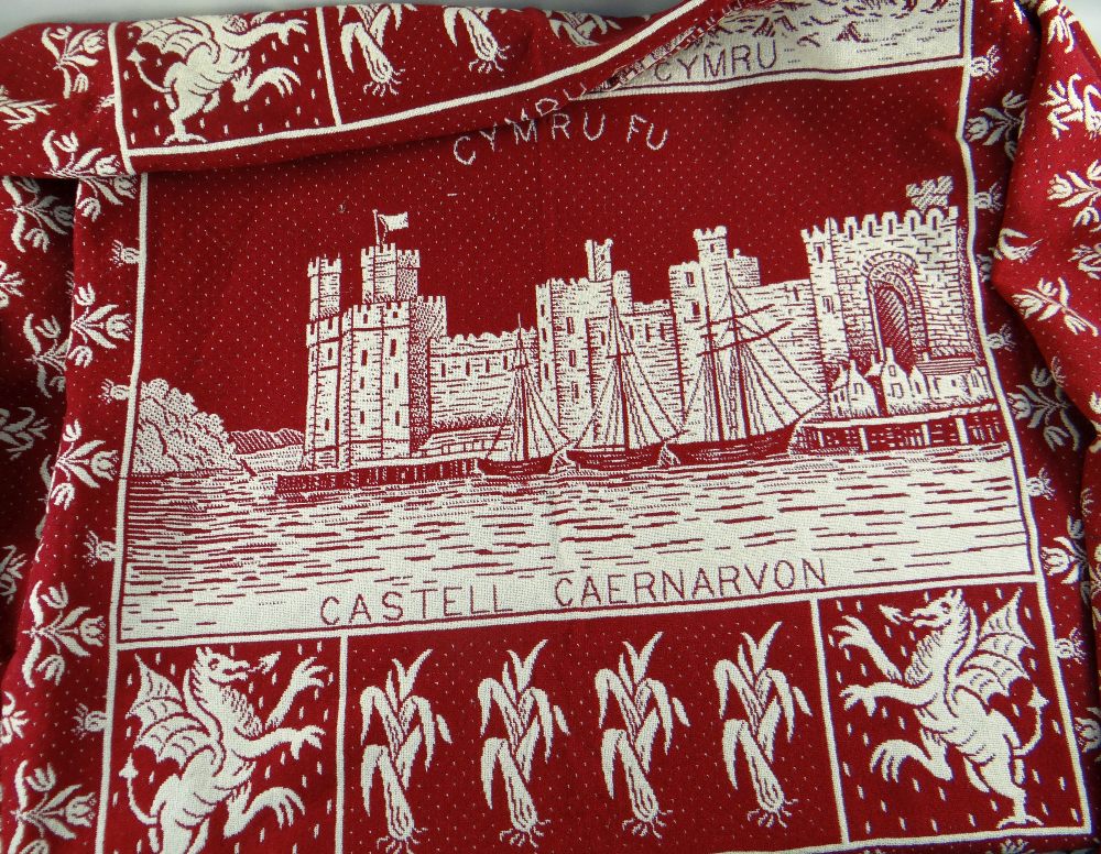 MID 20TH CENTURY CAERNARFON BLANKET depicting Aberystwyth College under the words 'Cymru Fydd' (