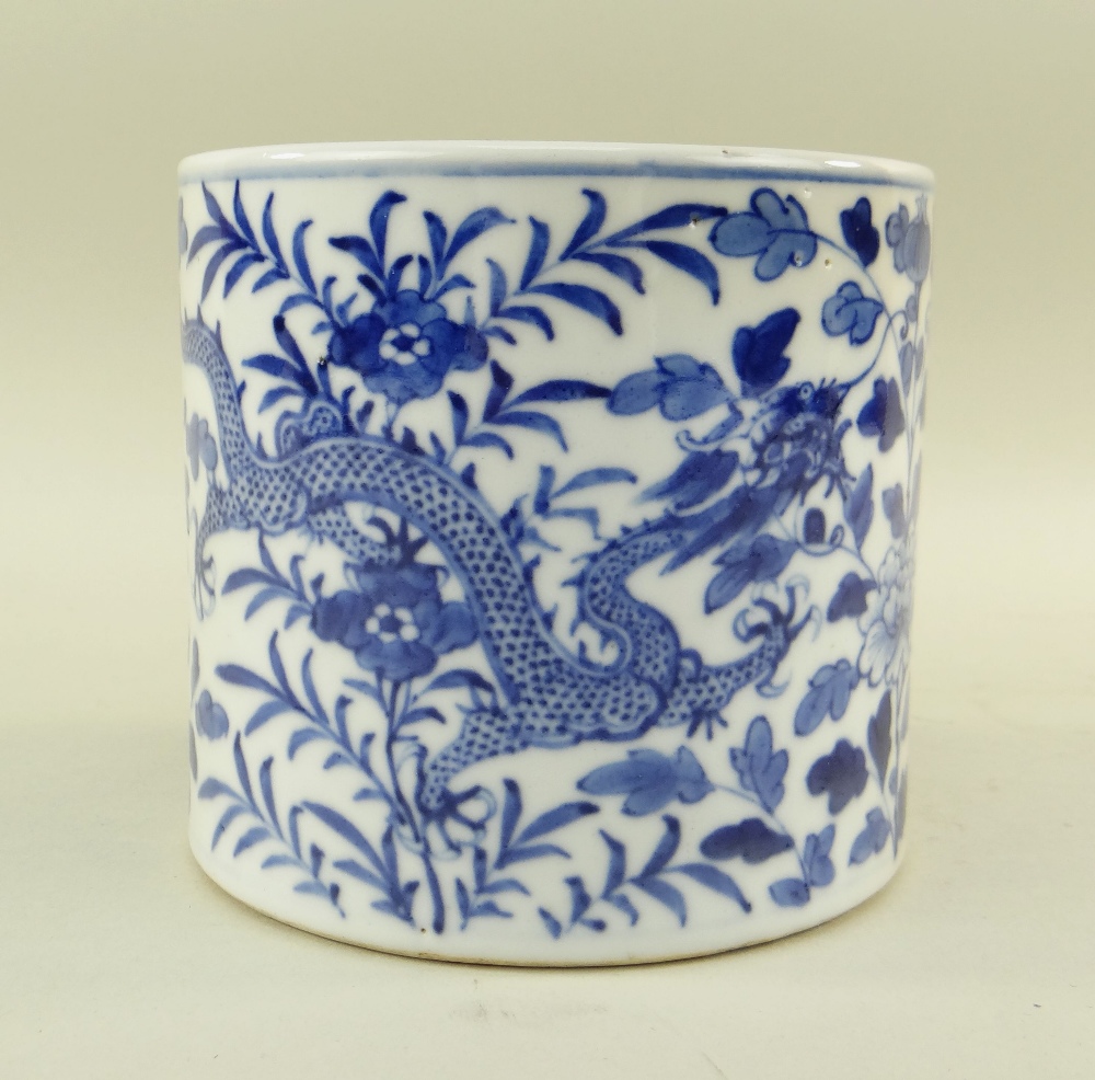 CHINESE BLUE & WHITE PORCELAIN BRUSHPOT, 19th/20th Century, painted with two confronting 5-clawed - Image 2 of 5