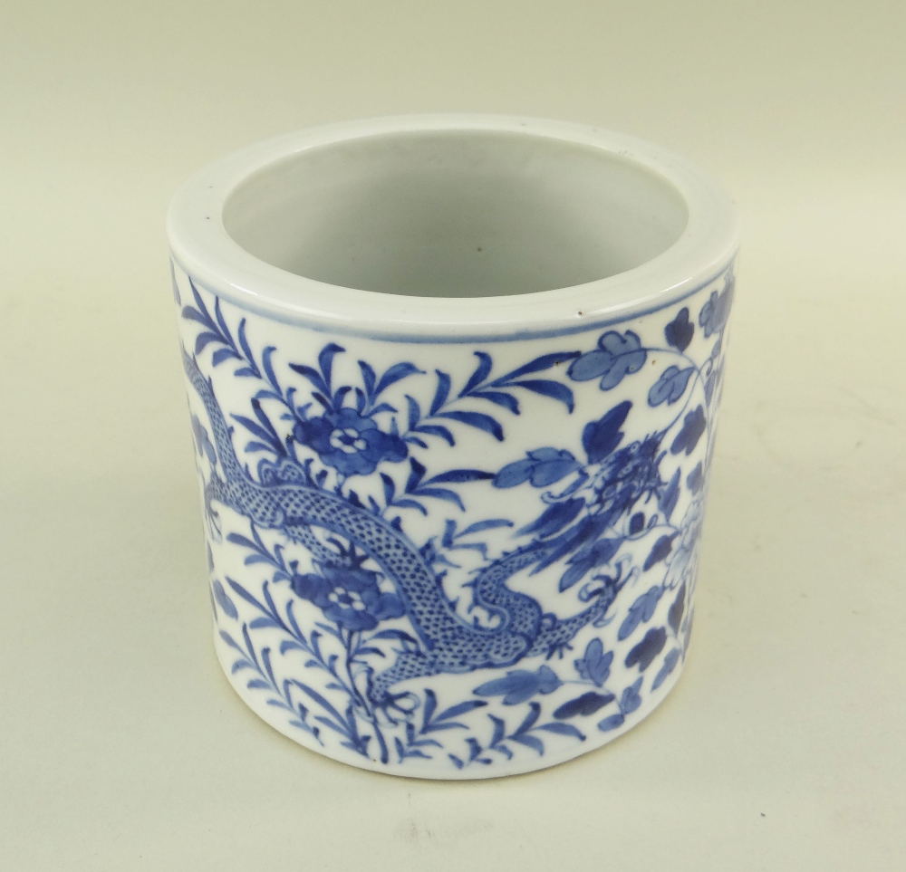CHINESE BLUE & WHITE PORCELAIN BRUSHPOT, 19th/20th Century, painted with two confronting 5-clawed