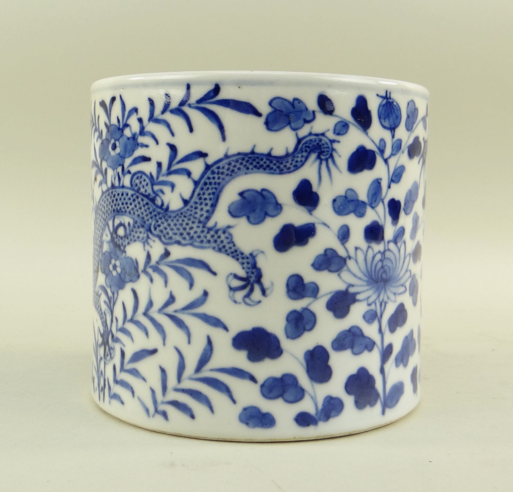 CHINESE BLUE & WHITE PORCELAIN BRUSHPOT, 19th/20th Century, painted with two confronting 5-clawed - Image 3 of 5