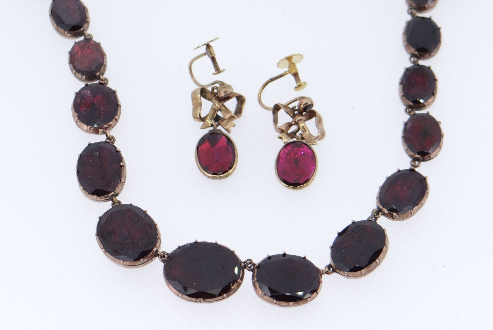 GARNET SET RIVIERE NECKLACE, the thirty graduated oval-shaped stones closed set in yellow metal, - Image 3 of 6