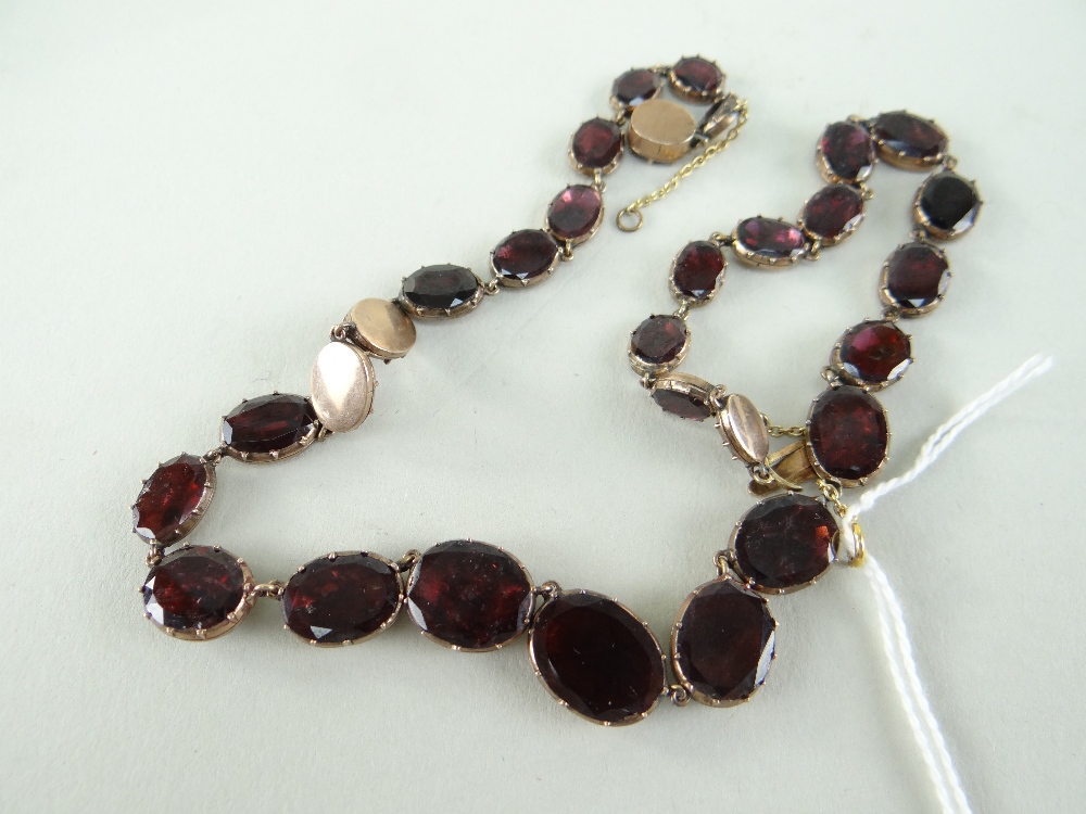 GARNET SET RIVIERE NECKLACE, the thirty graduated oval-shaped stones closed set in yellow metal, - Image 4 of 6