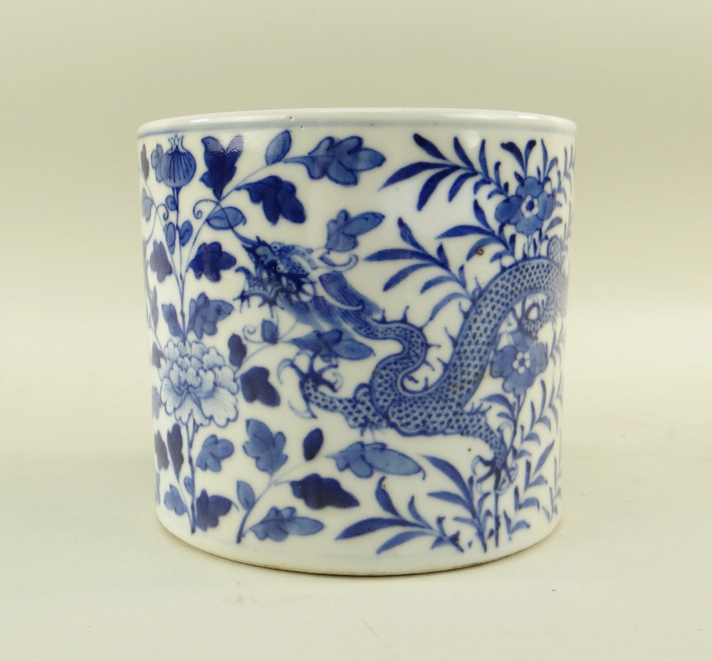 CHINESE BLUE & WHITE PORCELAIN BRUSHPOT, 19th/20th Century, painted with two confronting 5-clawed - Image 4 of 5