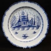 LATE 18TH CENTURY BLUE & WHITE PEARLWARE CHARGER with rocaille & scalloped rim painted with oriental