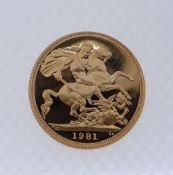 ELIZABETH II GOLD SOVEREIGN, 1981, 8.0gms, with specification booklet in brown Royal Mint case