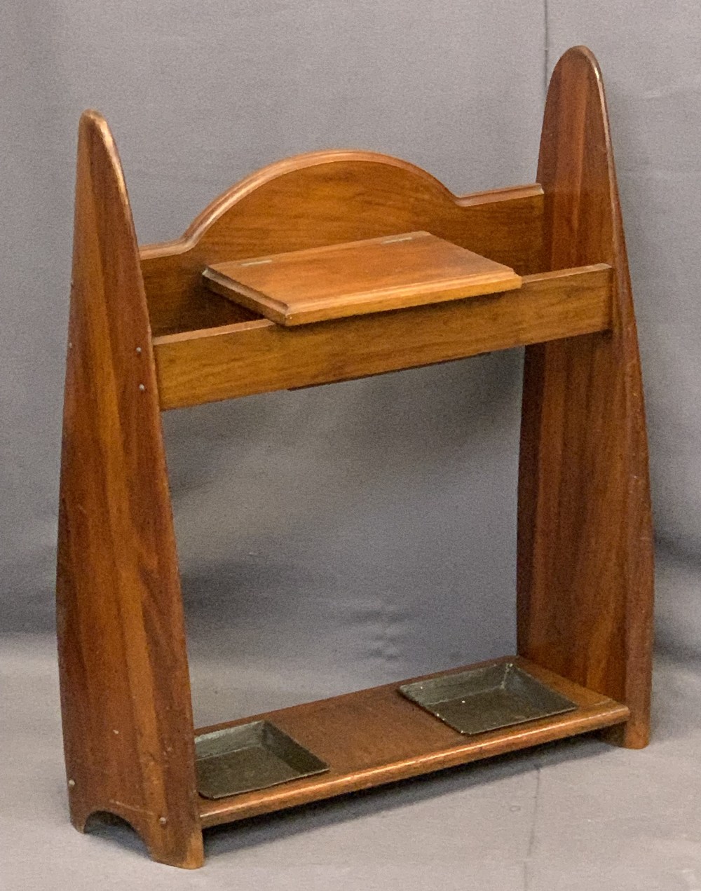 WW1 PROPELLER BLADE MAHOGANY STICKSTAND - with central lidded glove box and under-tiered drip trays,