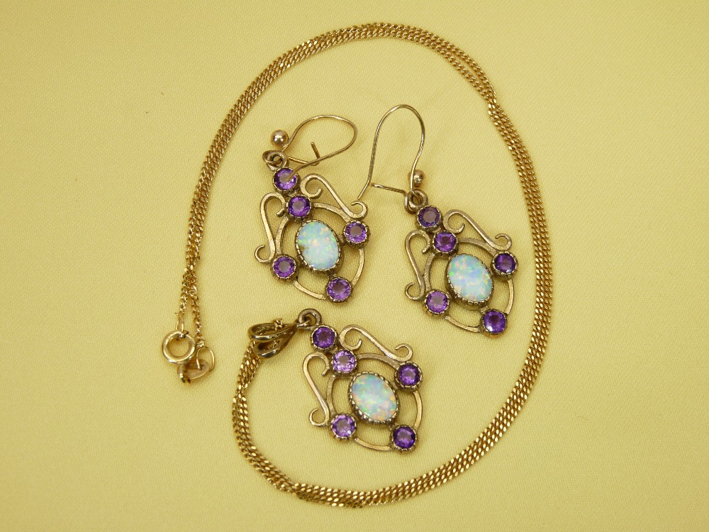 9CT GOLD OPAL & AMETHYST MOUNTED NECKLACE & EARRING SET - 8.2grms gross, 23cms L the necklace and