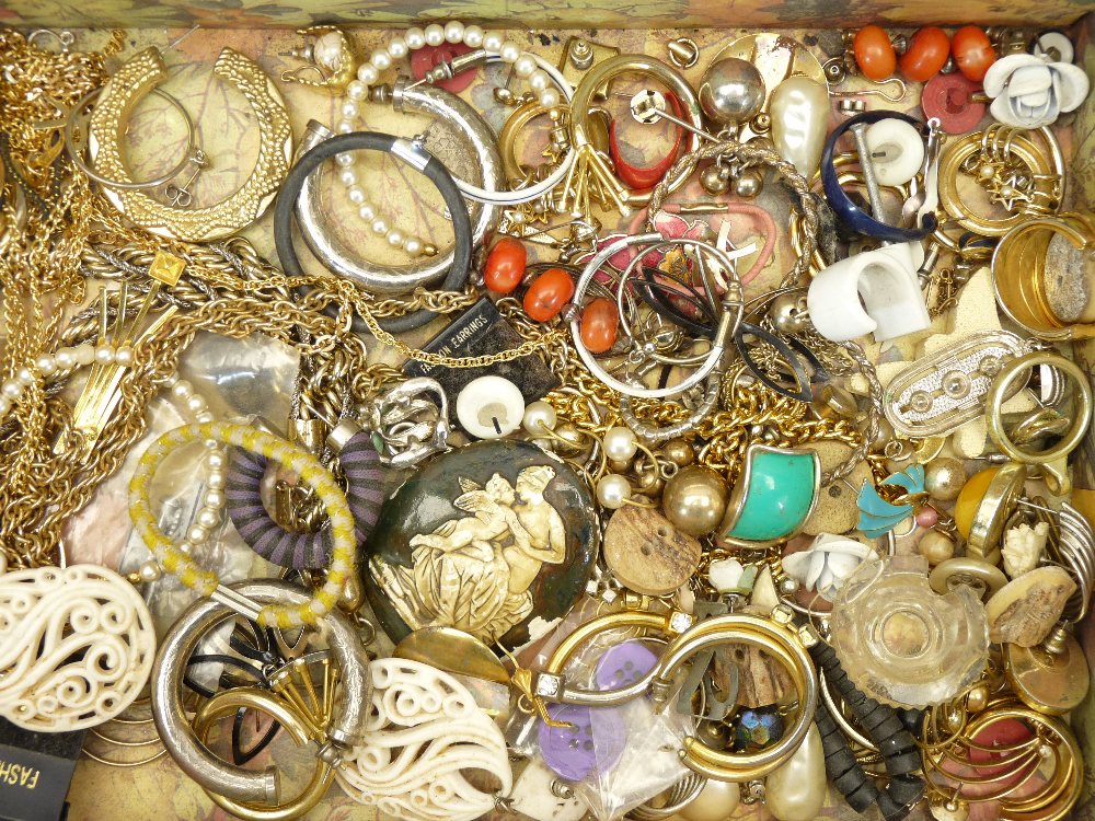 VINTAGE & LATER COSTUME JEWELLERY, Rotary and other wrist watches and other collectables - Image 4 of 4