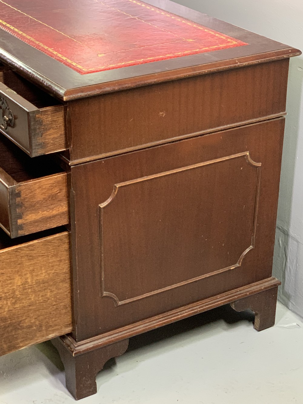 REPRODUCTION DESK with tooled red leather effect top, twin pedestals and a central drawer, 77cms - Image 4 of 5