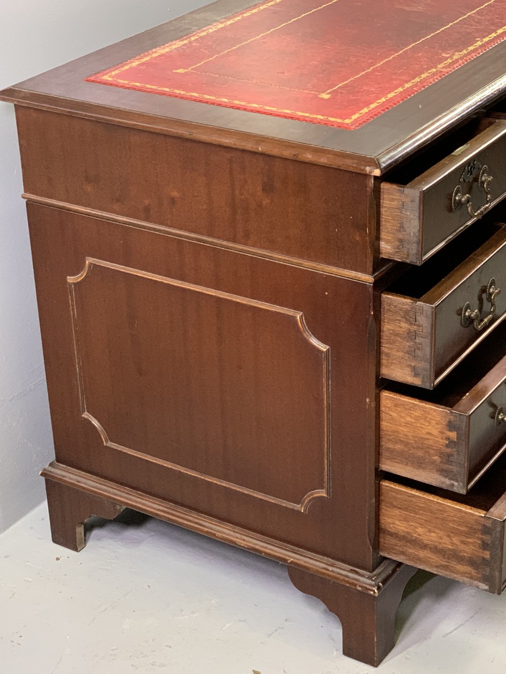 REPRODUCTION DESK with tooled red leather effect top, twin pedestals and a central drawer, 77cms - Image 3 of 5