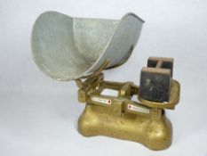 W & T AVERY LTD SET OF GROCER'S SCALES with 5kg weight