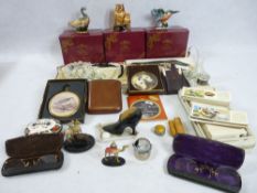 MIXED COLLECTABLES GROUP to include silver and enamel, boxwood, porcelain and other pill boxes and