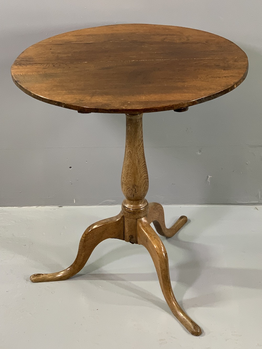 TRIPOD TABLE - antique oak with circular top, 65cms H, 58cms diameter and a shield shaped dressing - Image 4 of 8