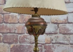ARTS & CRAFTS-STYLE BRASS AND COPPER STANDARD OIL LAMP, telescopic column with twisted and leaf