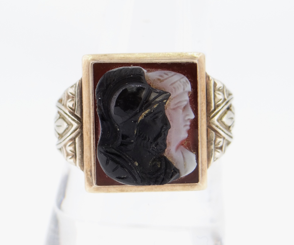 10K GOLD HARDSTONE CAMEO RING, the square-shape sardonyx panel possibly depicting Hector & Achilles - Image 2 of 5