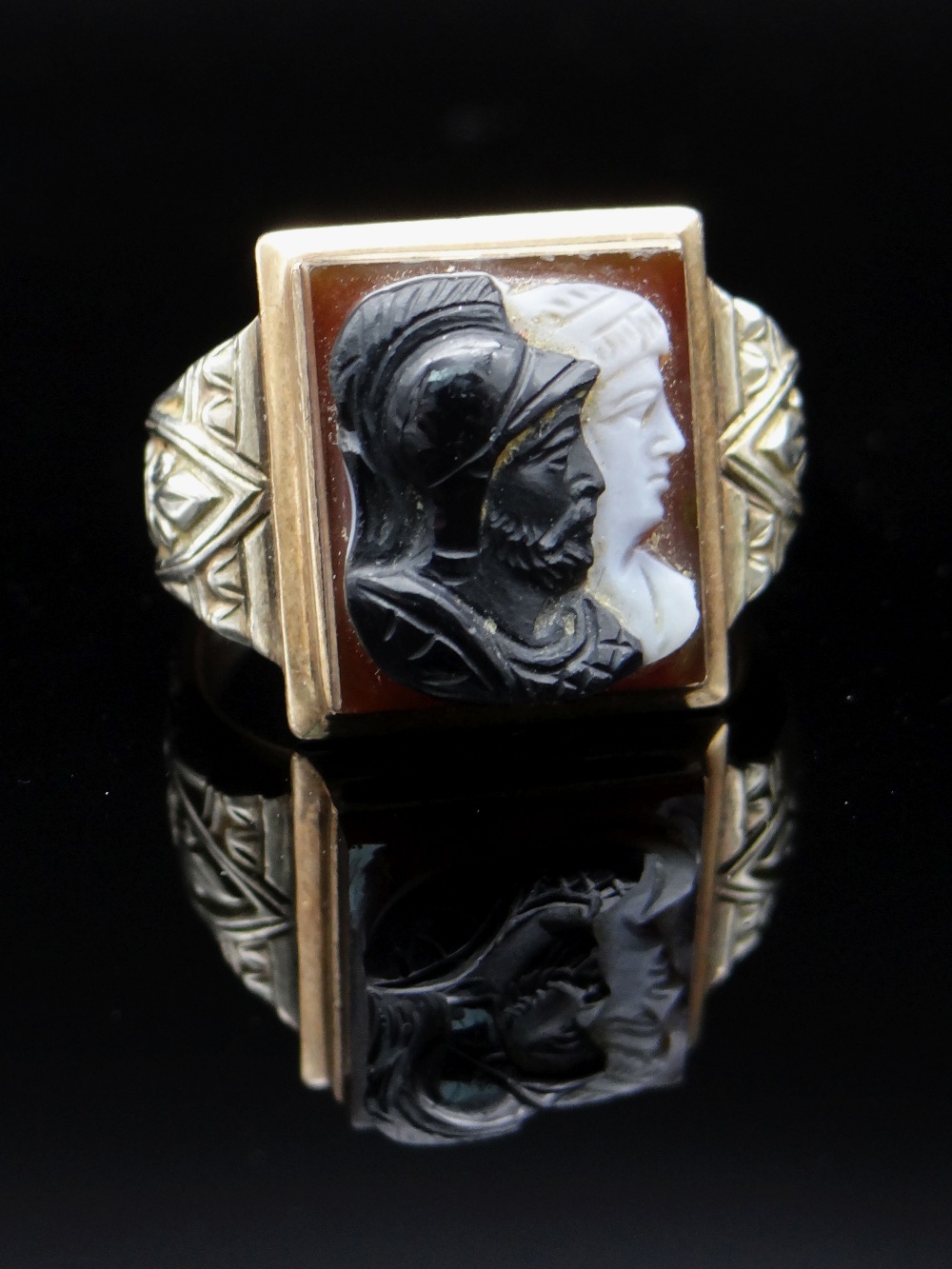 10K GOLD HARDSTONE CAMEO RING, the square-shape sardonyx panel possibly depicting Hector & Achilles