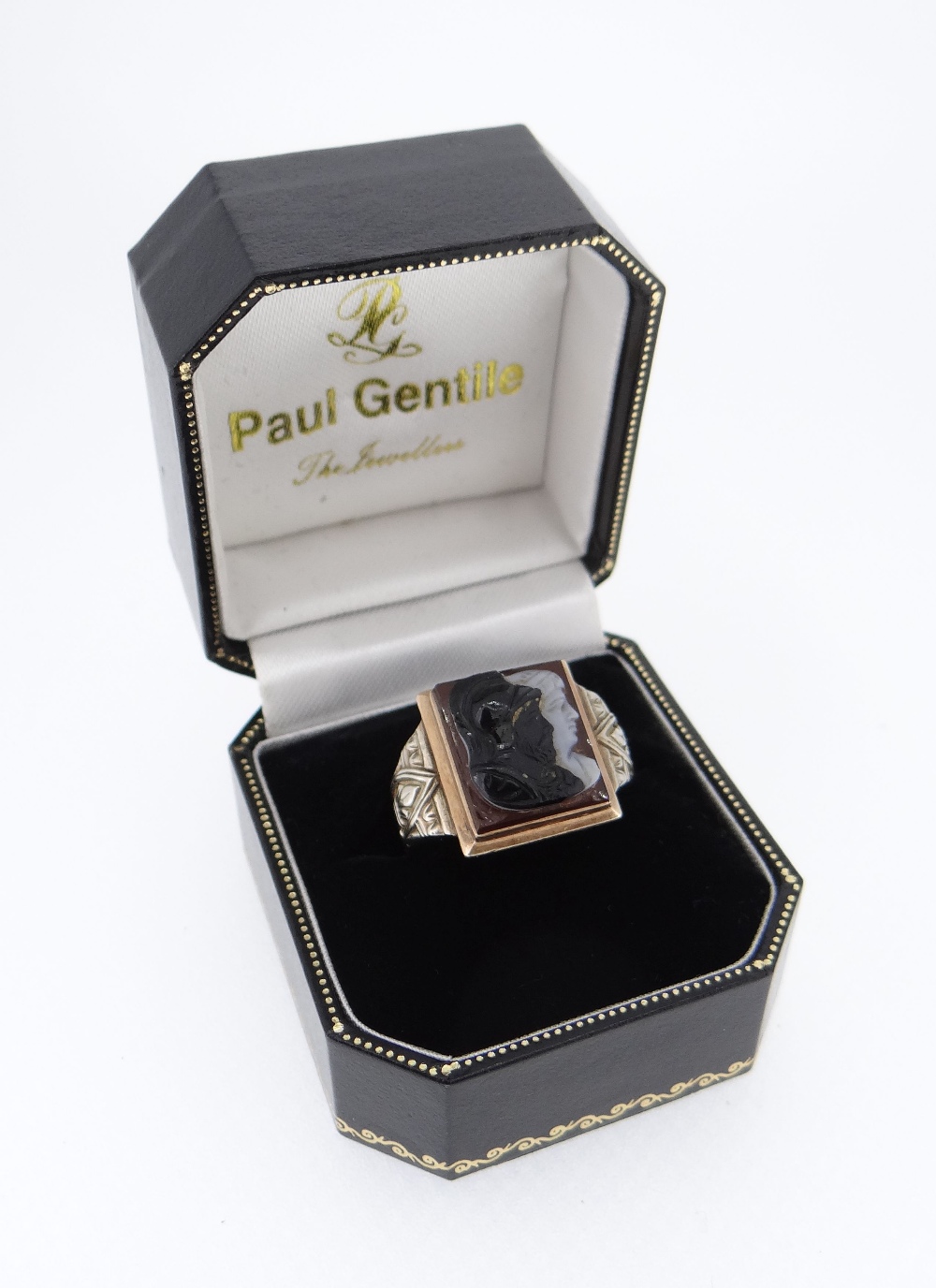 10K GOLD HARDSTONE CAMEO RING, the square-shape sardonyx panel possibly depicting Hector & Achilles - Image 5 of 5