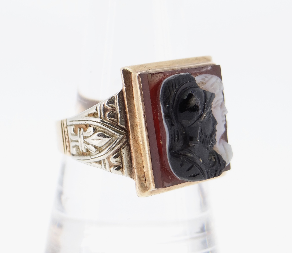 10K GOLD HARDSTONE CAMEO RING, the square-shape sardonyx panel possibly depicting Hector & Achilles - Image 3 of 5