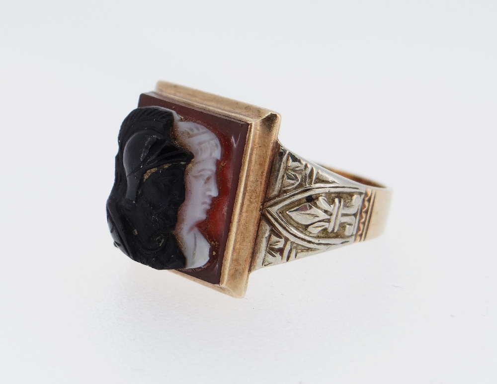 10K GOLD HARDSTONE CAMEO RING, the square-shape sardonyx panel possibly depicting Hector & Achilles - Image 4 of 5