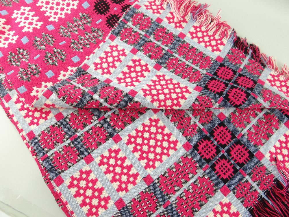 VINTAGE WELSH TAPESTRY REVERSIBLE BLANKET of geometric design, pink ground with black, grey and - Image 2 of 2