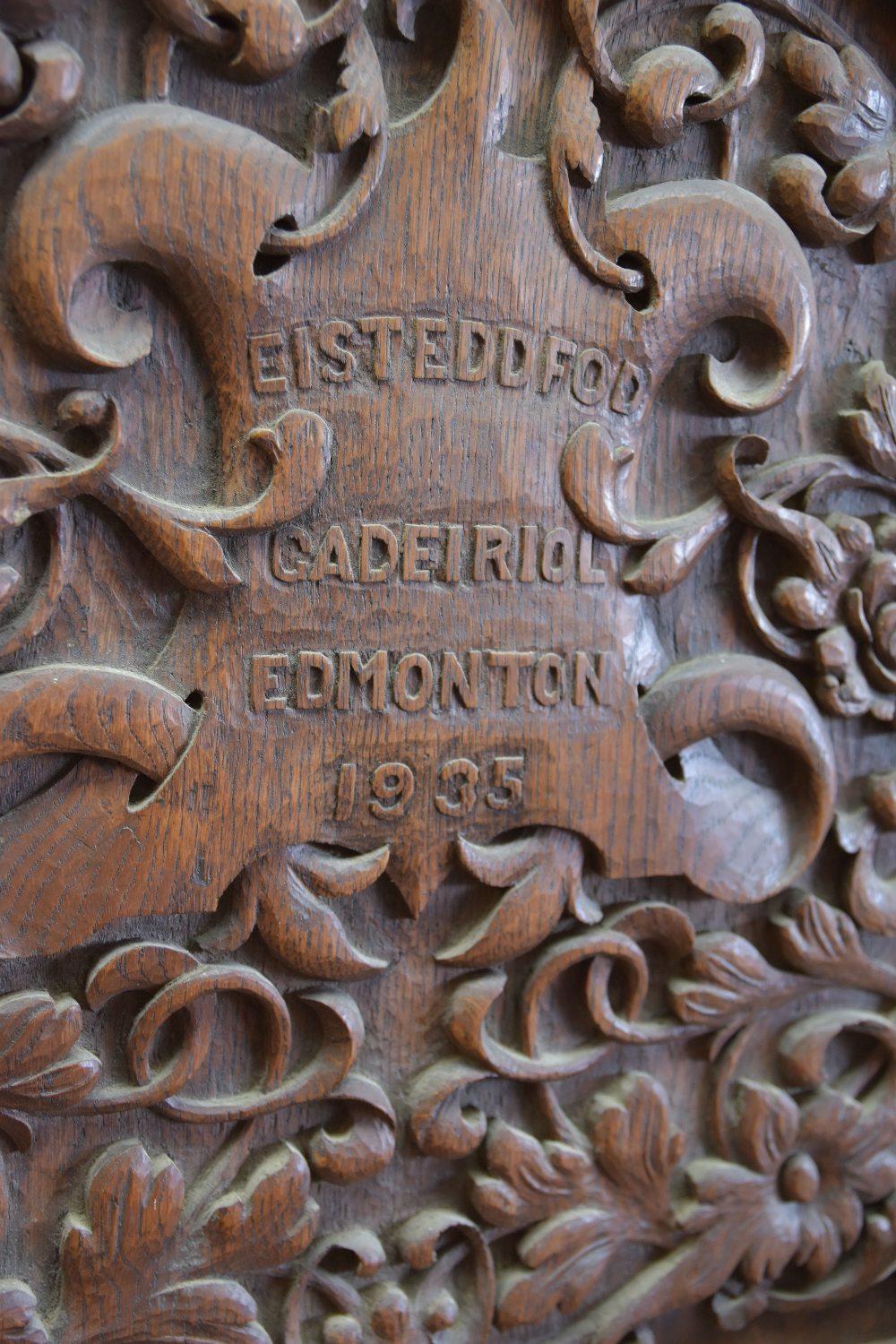 1935 EISTEDDFOD CHAIR FOR EDMONTON (NORTH LONDON) oak, carved inscription within cartouche and - Image 5 of 5