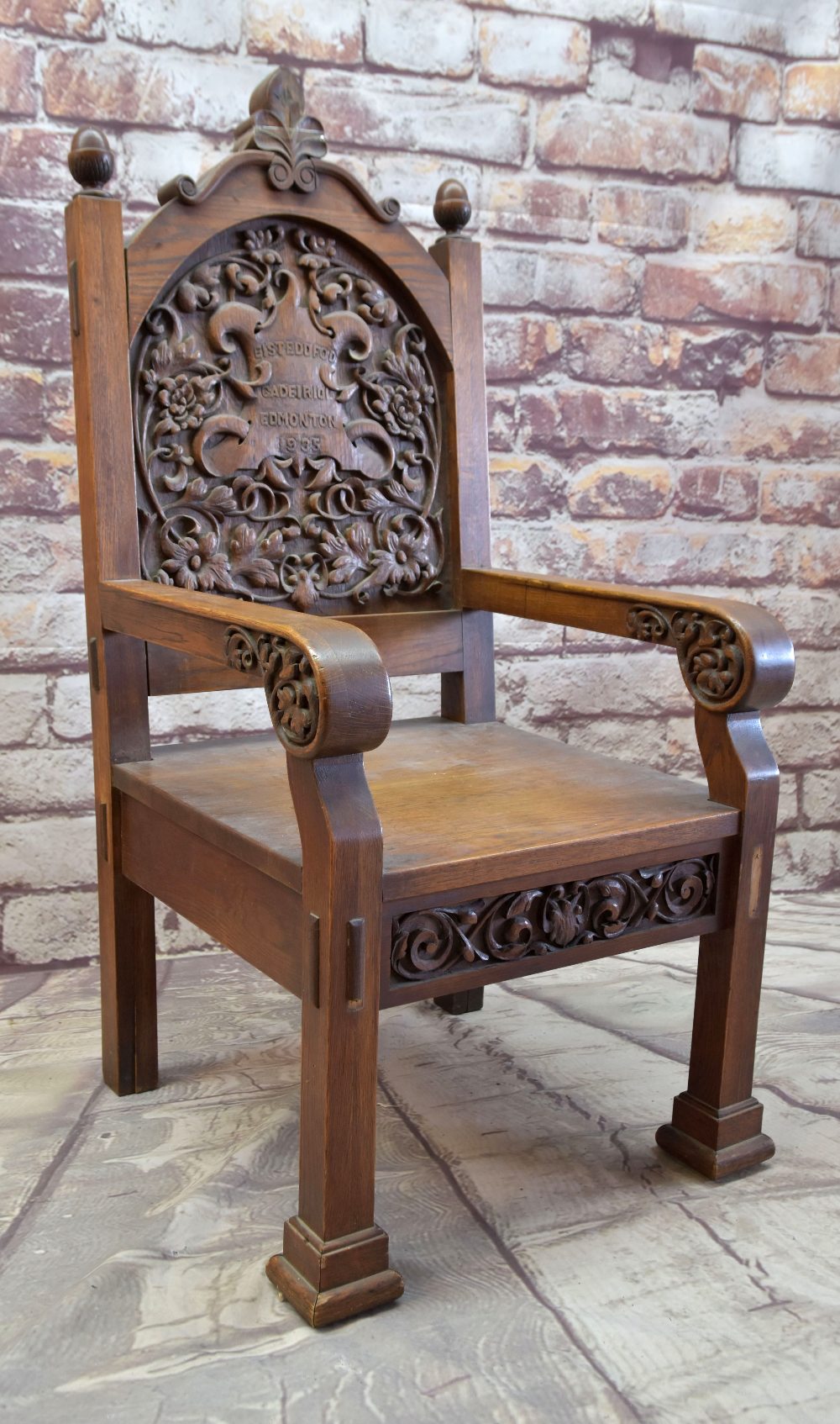 1935 EISTEDDFOD CHAIR FOR EDMONTON (NORTH LONDON) oak, carved inscription within cartouche and - Image 4 of 5
