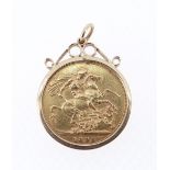 1895 GOLD SOVEREIGN, in 9ct gold frame with scroll pendant mount, appr gross wt 9.6g