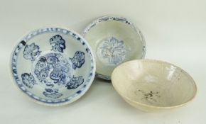 THREE CHINESE SWATOW PORCELAIN BOWLS, 17th Century, all with stylized foliate scrolls, 15cms