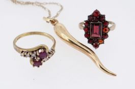 ASSORTED JEWELLERY comprising 9ct gold ruby and diamond twist shank ring, 9ct gold garnet cluster