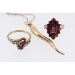 ASSORTED JEWELLERY comprising 9ct gold ruby and diamond twist shank ring, 9ct gold garnet cluster