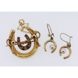 9CT GOLD HORSESHOE BROOCH together with pair of 9ct gold horseshoe pearl earrings, 5.6gms overall (