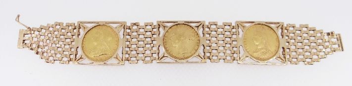 9CT GOLD TRIPLE SOVEREIGN PANEL BRACELET, the sovereigns dated 1880, 1890 and 1894, 18.5cms long,