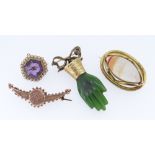 ASSORTED COLLECTABLE BAR BROOCHES comprising oval banded agate yellow metal brooch, 9ct gold