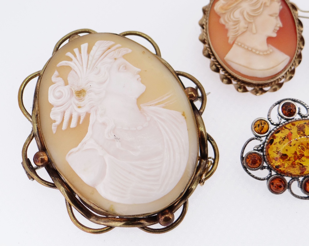 ASSORTED BROOCHES comprising 9ct gold carved cameo brooch, brass carved cameo brooch, 9ct gold - Image 2 of 4