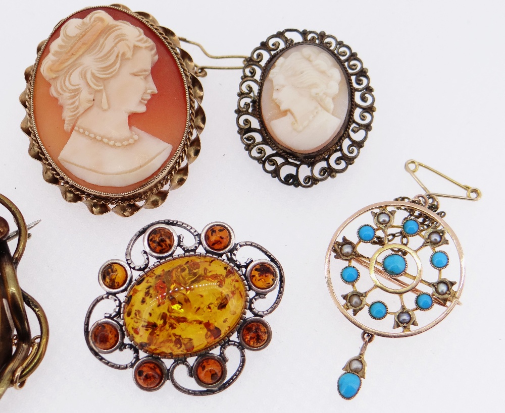 ASSORTED BROOCHES comprising 9ct gold carved cameo brooch, brass carved cameo brooch, 9ct gold - Image 3 of 4