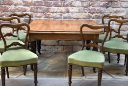 VICTORIAN WALNUT EXTENDING DINING TABLE with moulded top, rounded corners, reeded turned legs on