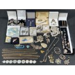 9CT GOLD, STERLING SILVER & OTHER JEWELLERY - a good assortment of to include a 9ct gold stamped