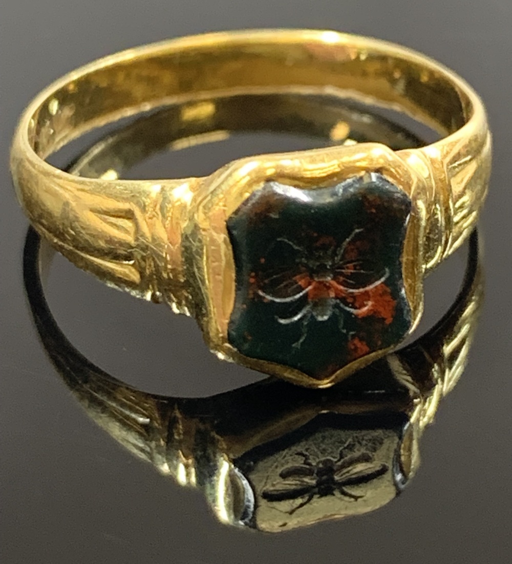 LATE VICTORIAN JEWELLERY, 3 ITEMS to include an 18ct gold ring having insect carved mounted - Image 2 of 4