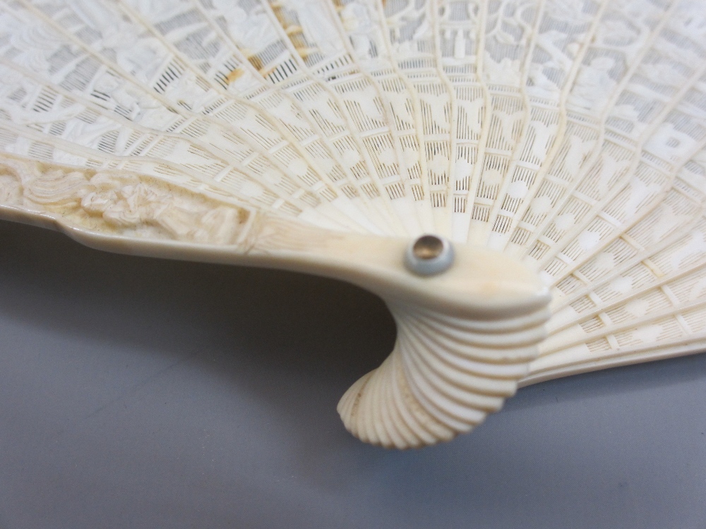 19TH CENTURY CARVED IVORY CHINESE CANTON BRISE FAN, the guard sticks decorated with people within - Image 9 of 15