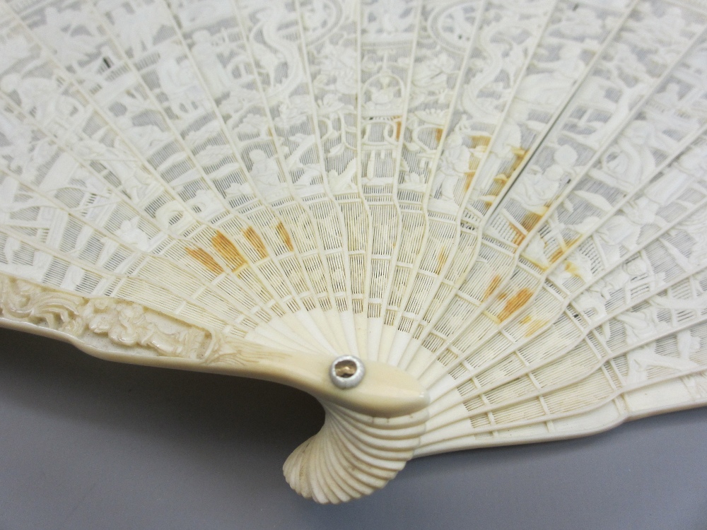 19TH CENTURY CARVED IVORY CHINESE CANTON BRISE FAN, the guard sticks decorated with people within - Image 14 of 15