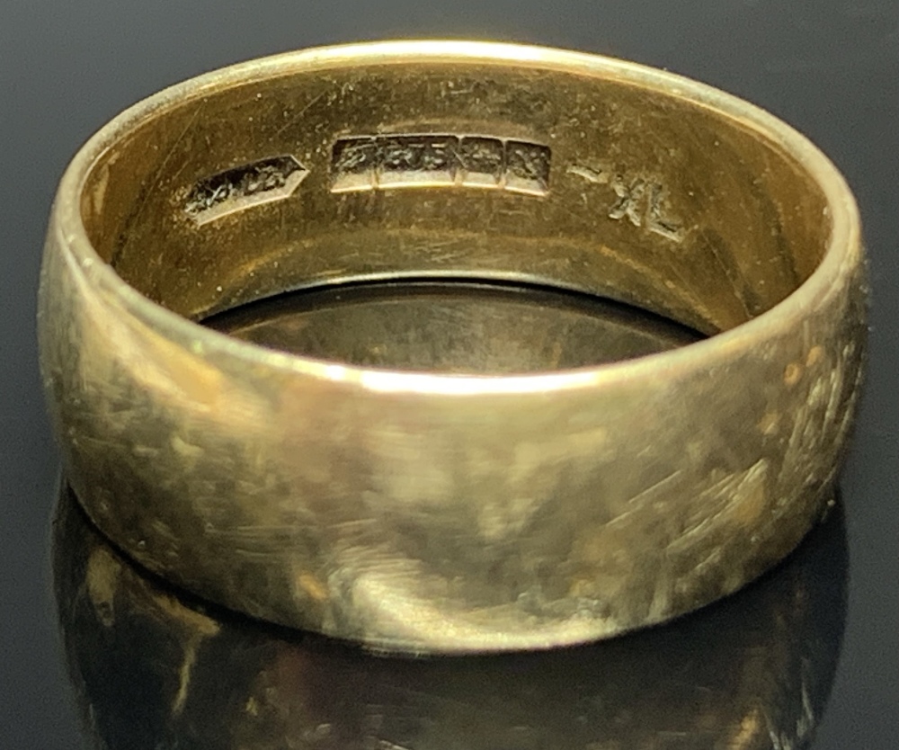 9CT GOLD WEDDING BAND and an 18ct gold diamond within star cut ring, size O, 4.7grms and P 2.5grms - Image 4 of 4