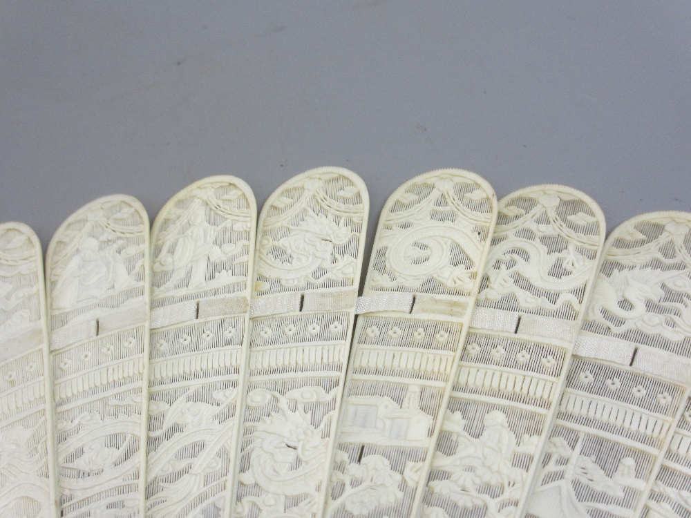 19TH CENTURY CARVED IVORY CHINESE CANTON BRISE FAN, the guard sticks decorated with people within - Image 11 of 15